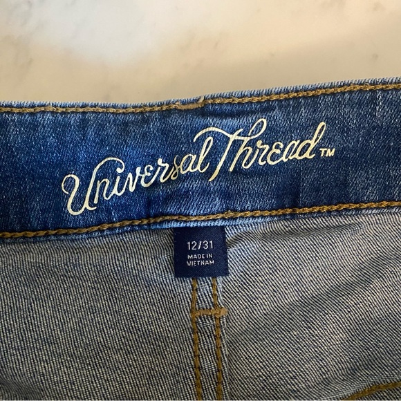 Distressed jean short - Picture 3 of 4